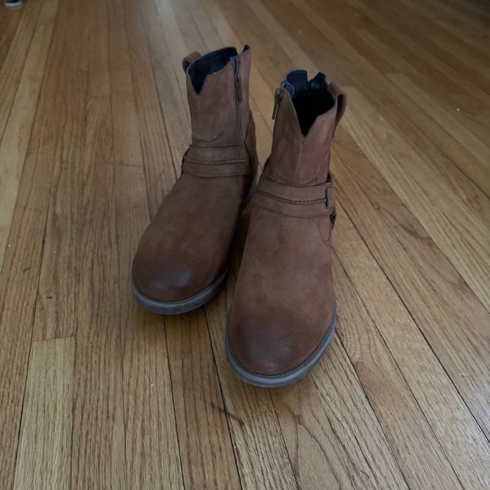 Earth Leather Ankle Boot - Picture 1 of 9